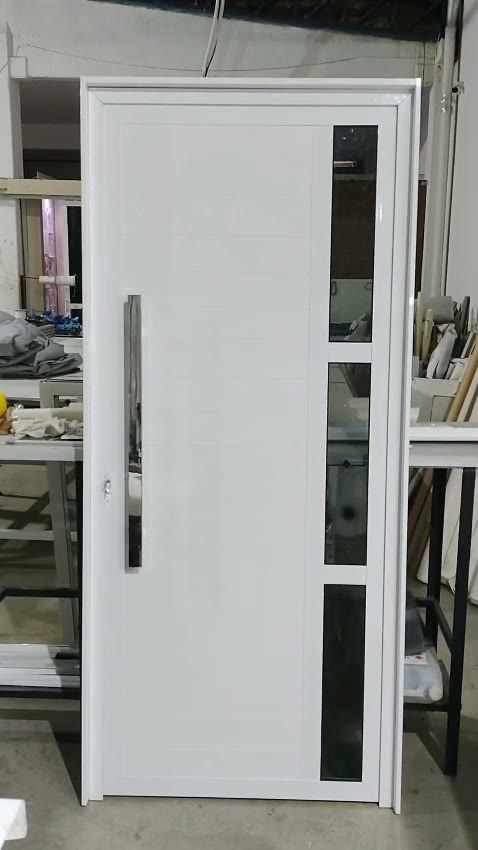 Porta pivotante em lambri de alumínio com puxador personalizado
