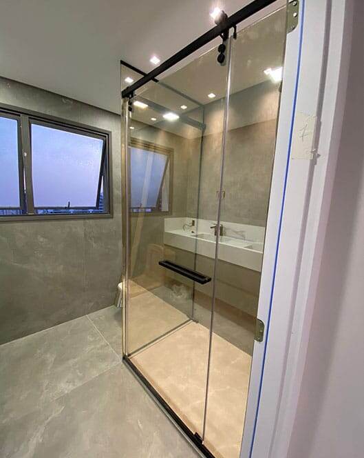 Box de banheiro com vidro temperado e perfil preto