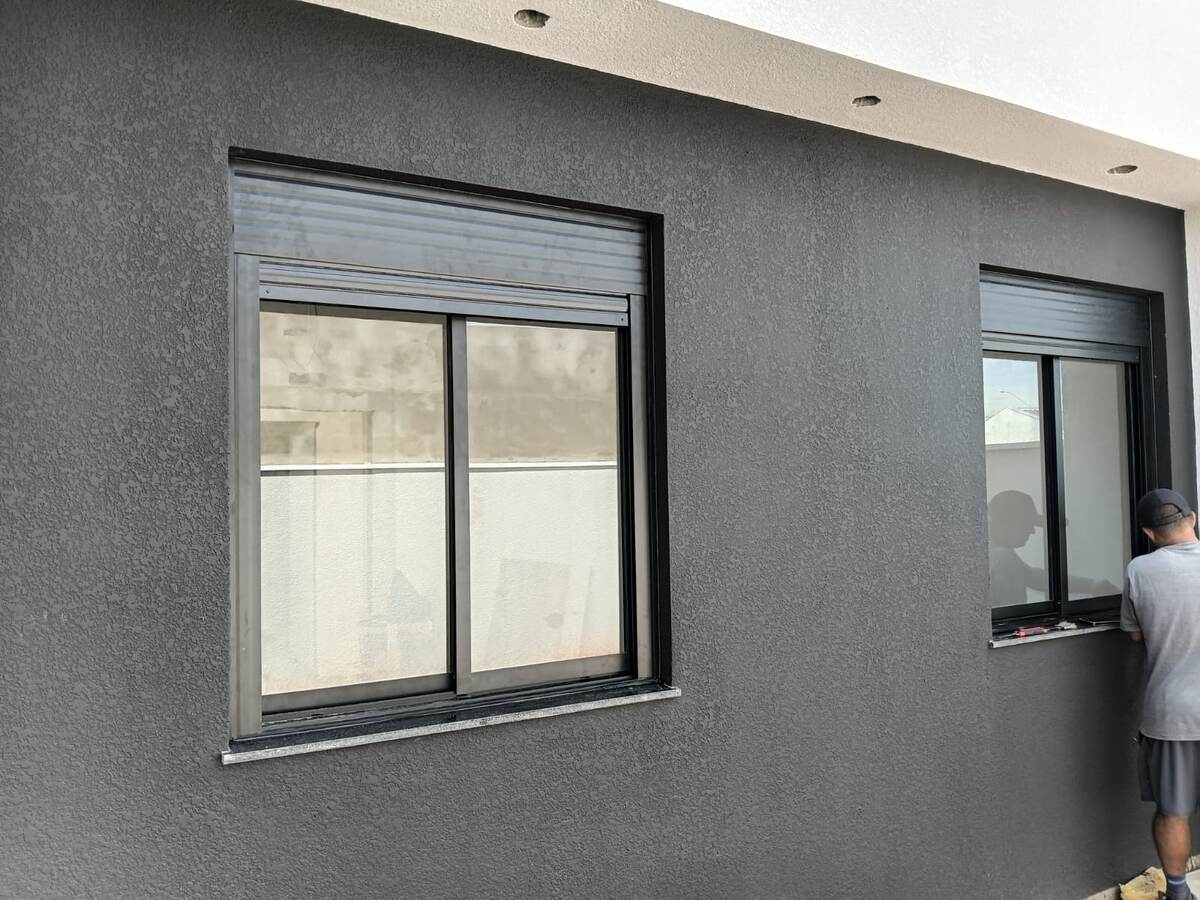 Janelas pretas em fachada residencial