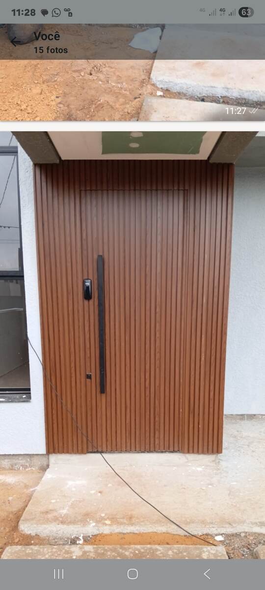 Porta pivotante em ripado de madeira