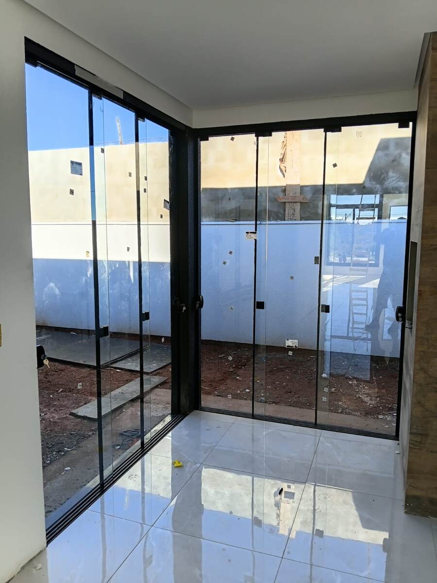 Porta de vidro de canto com vista panorâmica