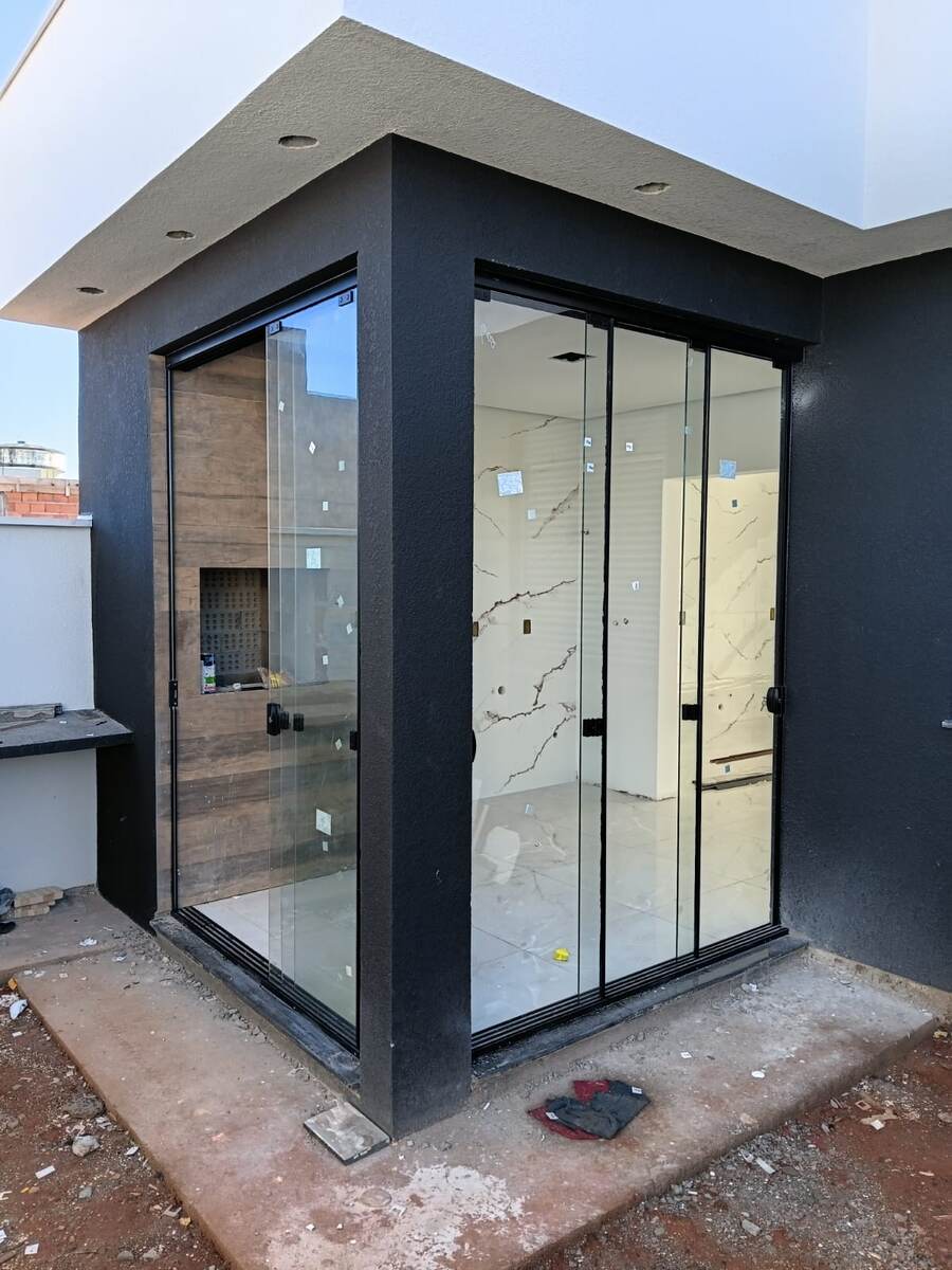 Sacada de canto envidraçada com perfil preto