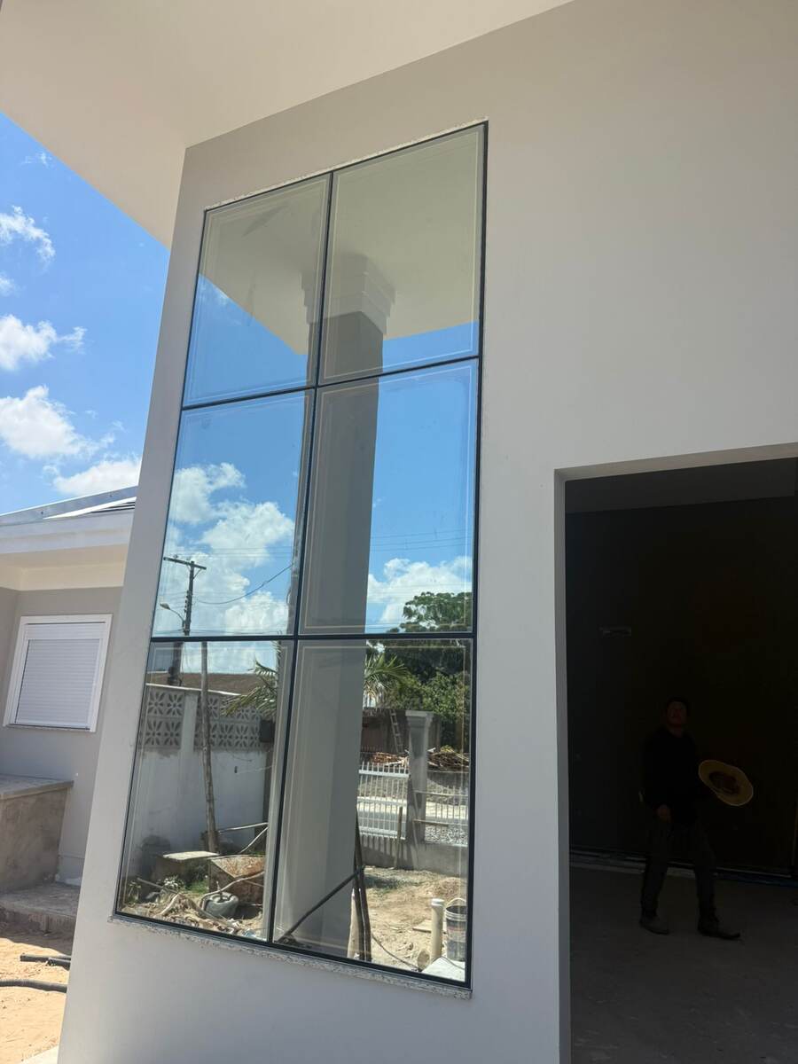 Vitrine vertical em vidro temperado de pé-direito duplo