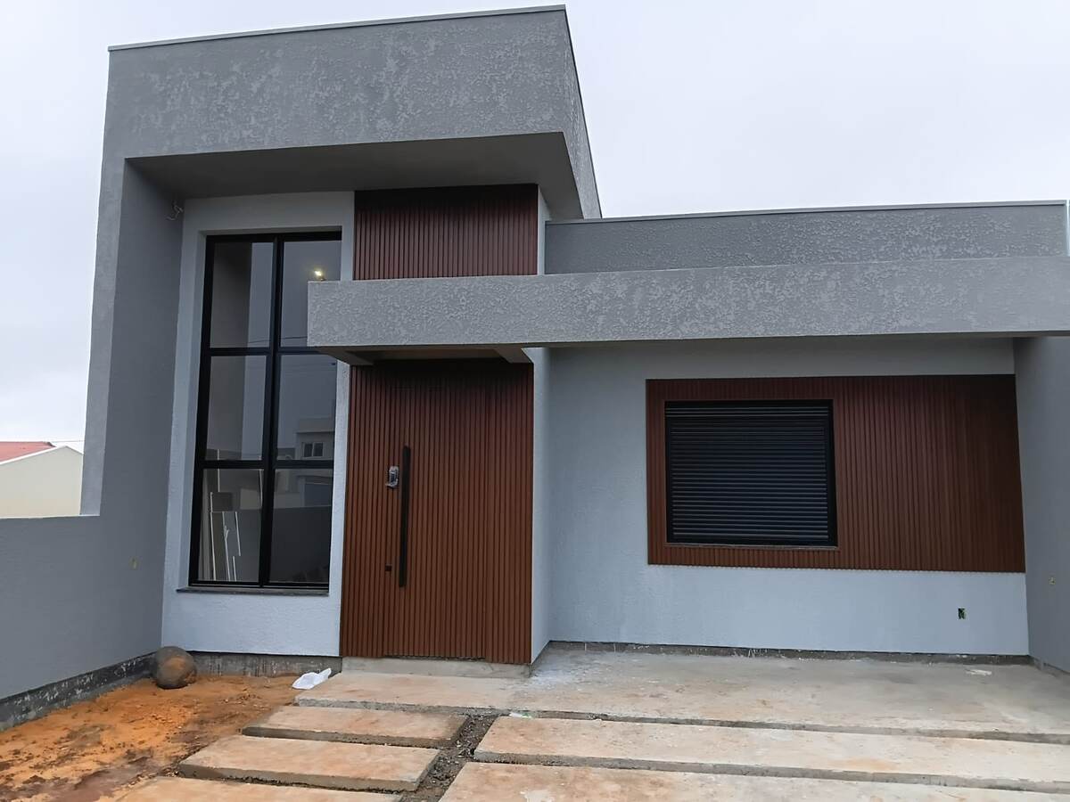 Esquadrias e porta pivotante — fachada residencial