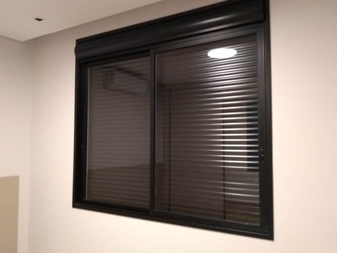 Janela de correr com persiana embutida