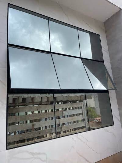 Fachada geométrica em vidro espelhado