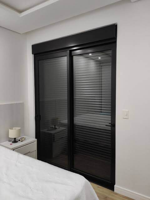 Porta de correr para suíte com persiana integrada