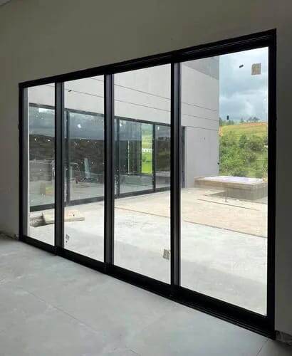 Porta de correr de 4 folhas em alumínio preto