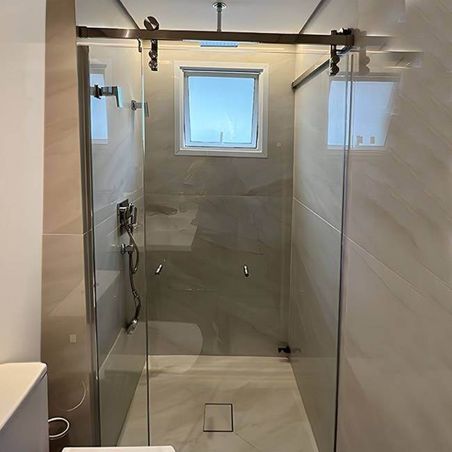 Box deslizante com sistema industrial preto