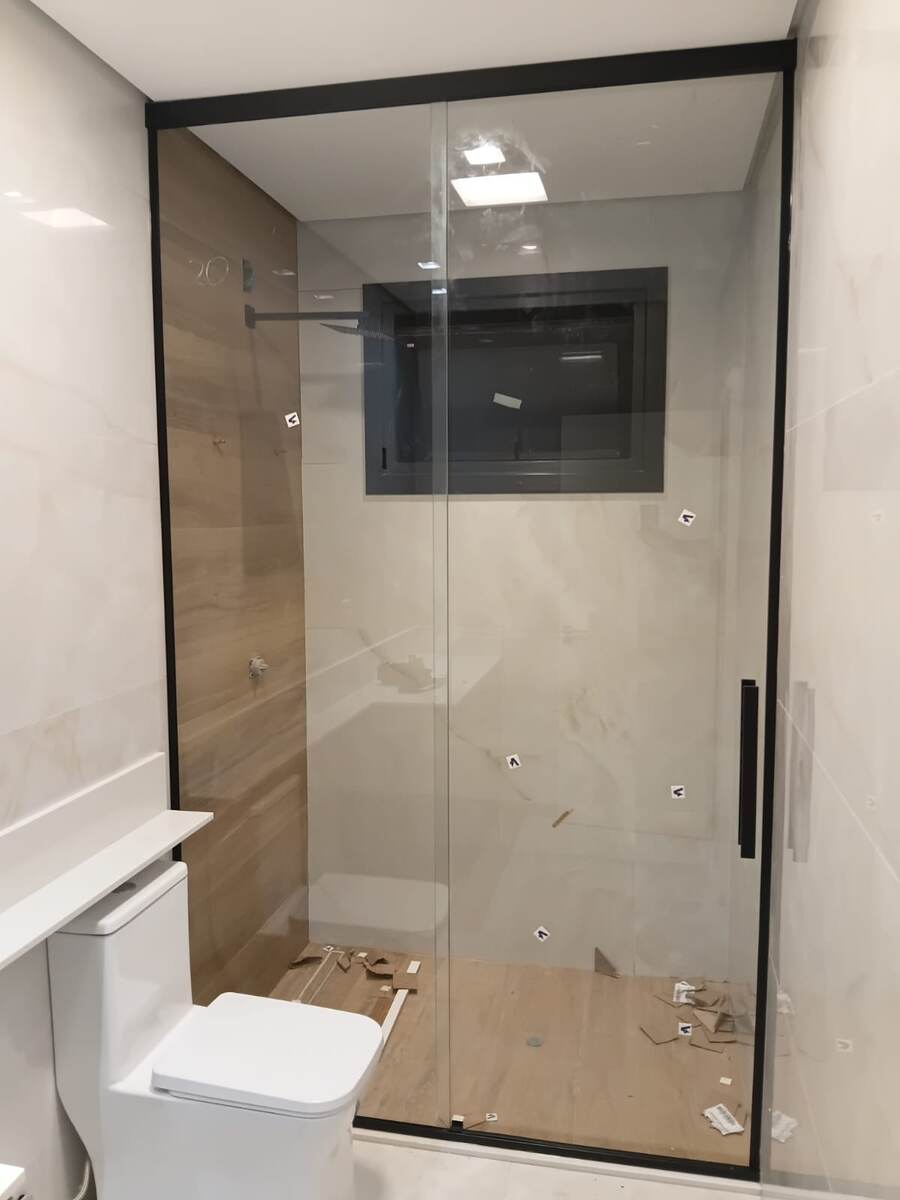 Box de banheiro com perfil preto minimalista