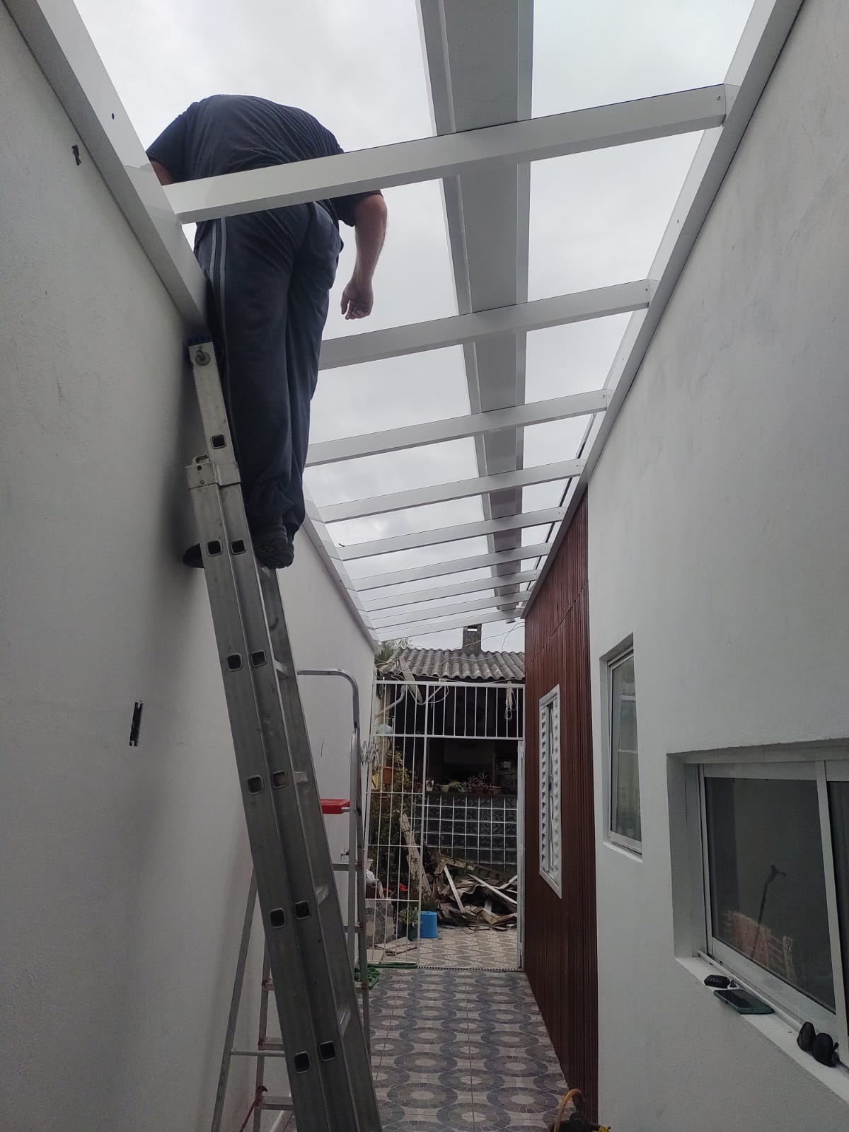 Cobertura de alumínio com vidro — execução em obra