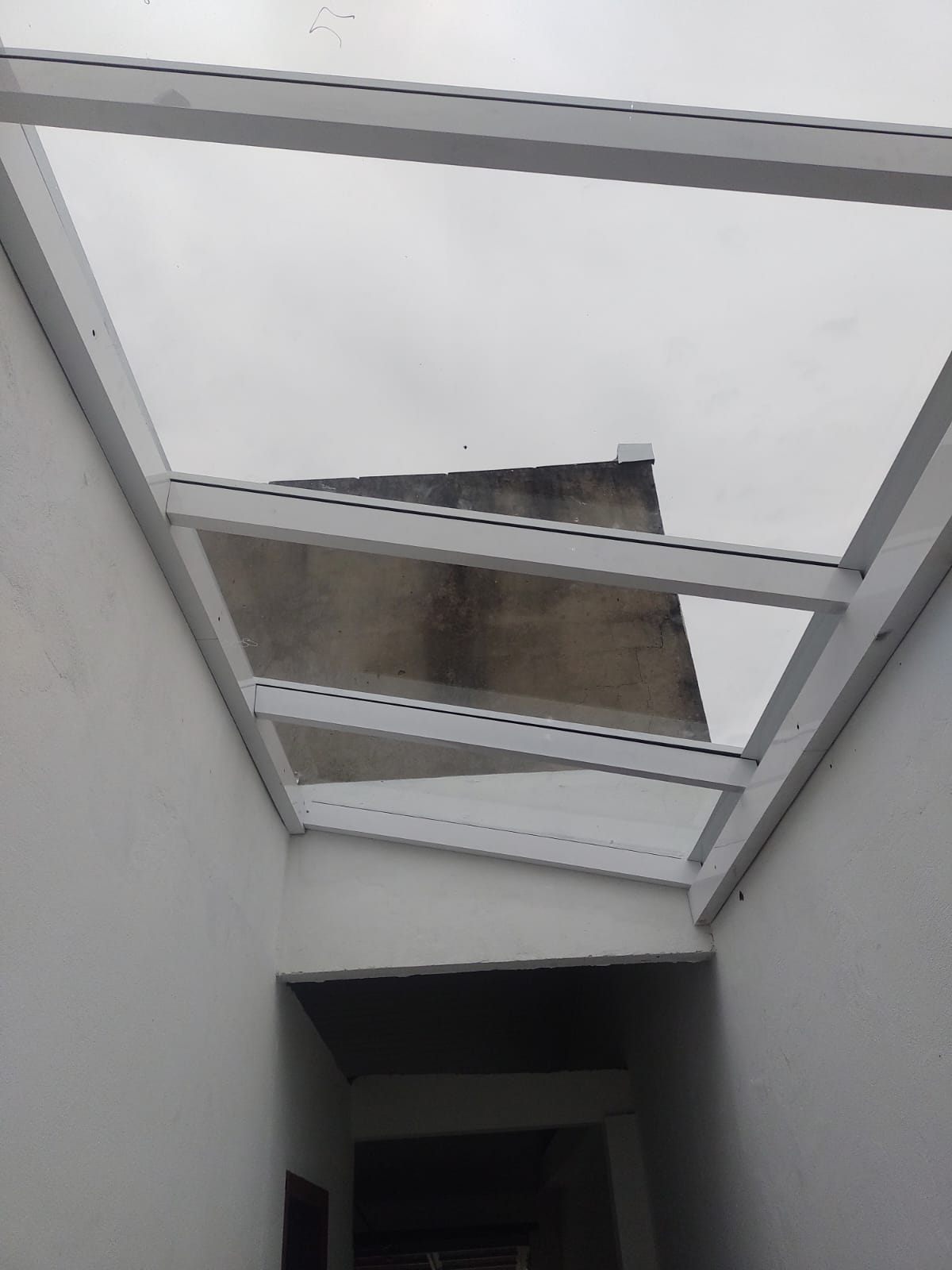 Estrutura de alumínio branco com vidro temperado