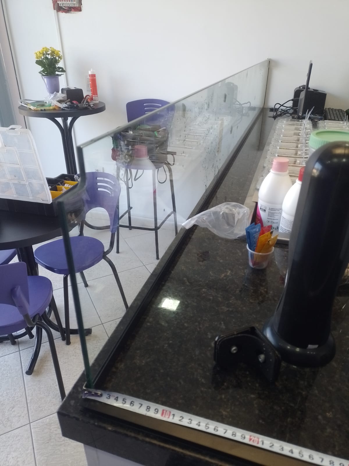 Proteção salivar em vidro temperado para buffet