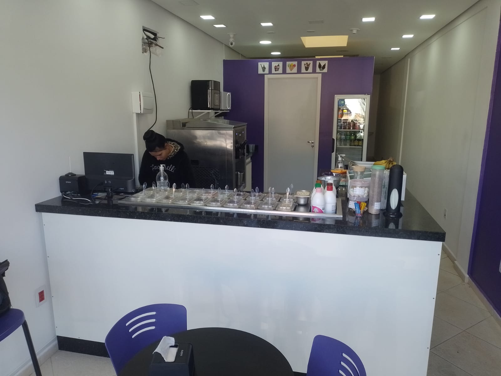 Balcão de atendimento com proteção salivar de vidro