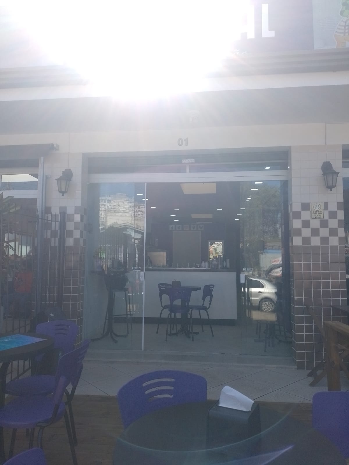 Fachada comercial com porta de vidro de correr