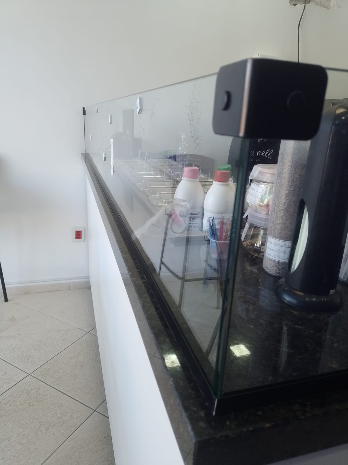 Detalhe de proteção salivar com perfil preto