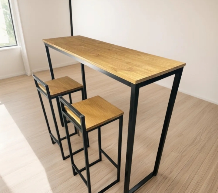 Mesa bistrô industrial com banquetas em ferro e madeira