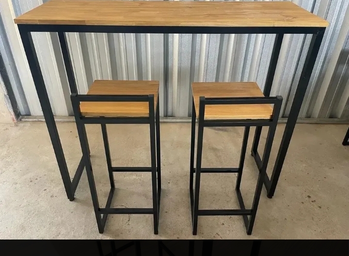 Conjunto bistrô — bancada alta com 2 banquetas