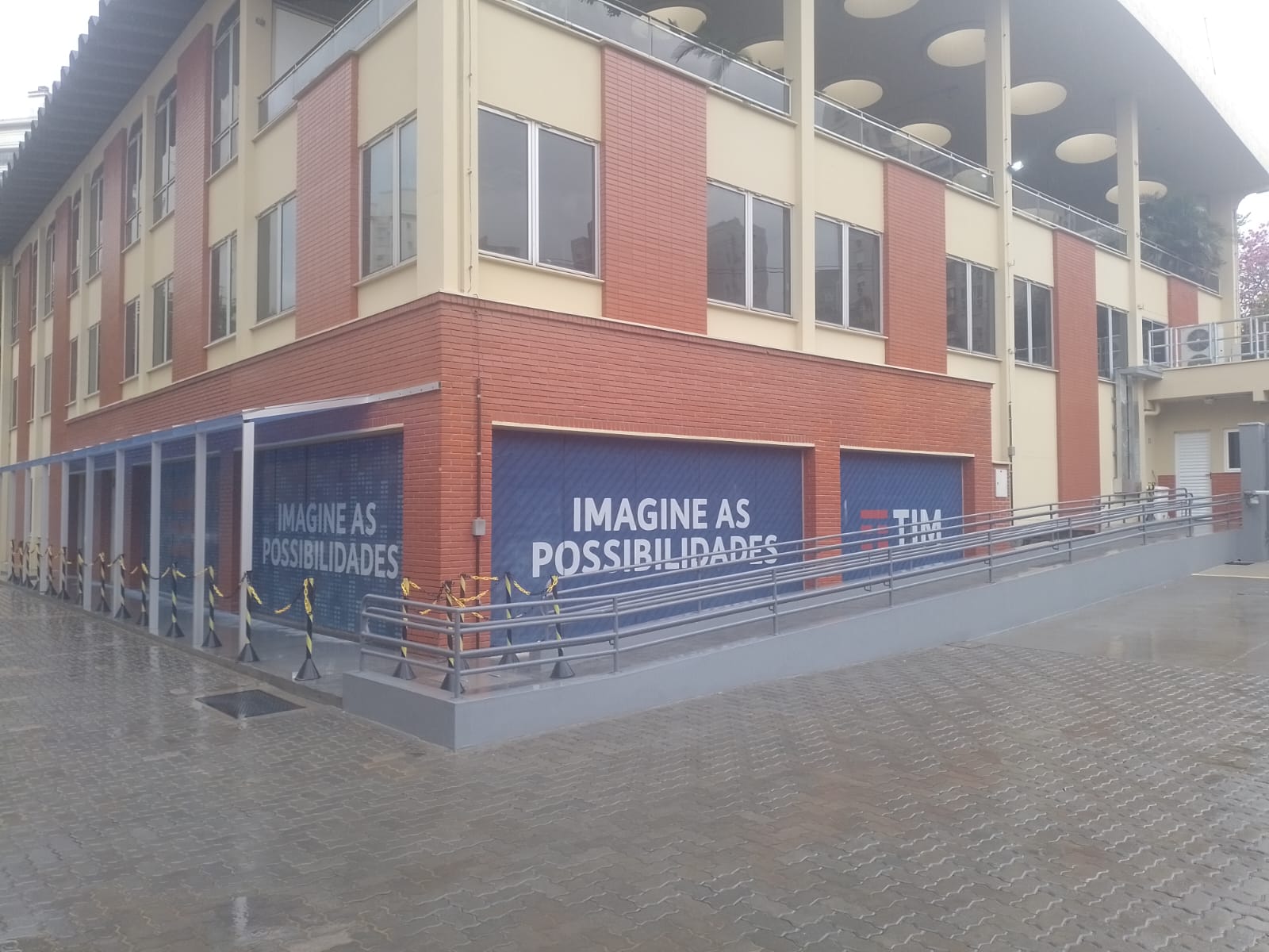 Obra TIM Porto Alegre — fachada comercial com cobertura em policarbonato