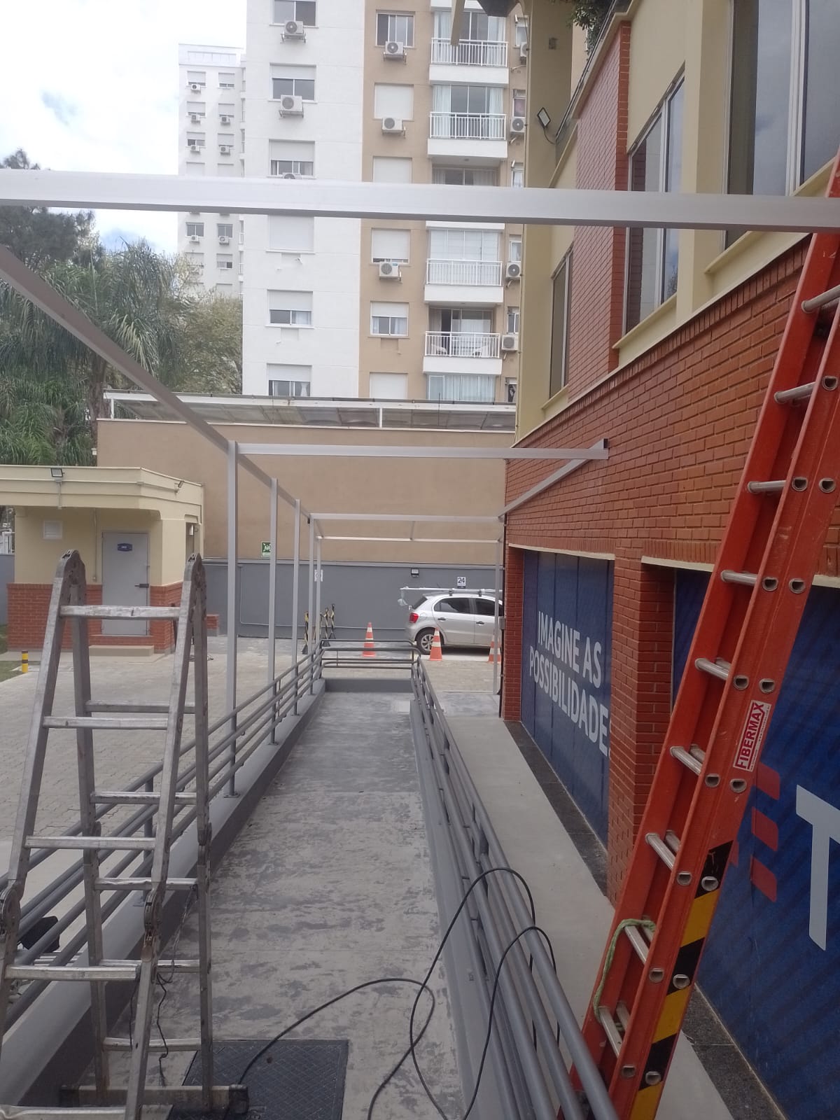 Estrutura metálica para cobertura em policarbonato — TIM Porto Alegre